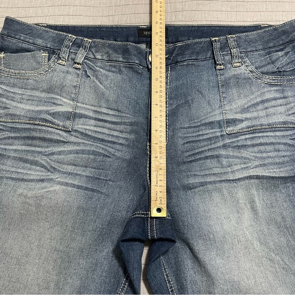 Lane Bryant Lightly Flared Stretch Medium Wash Jeans with Detail Pocket Size 28 - Picture 6 of 10
